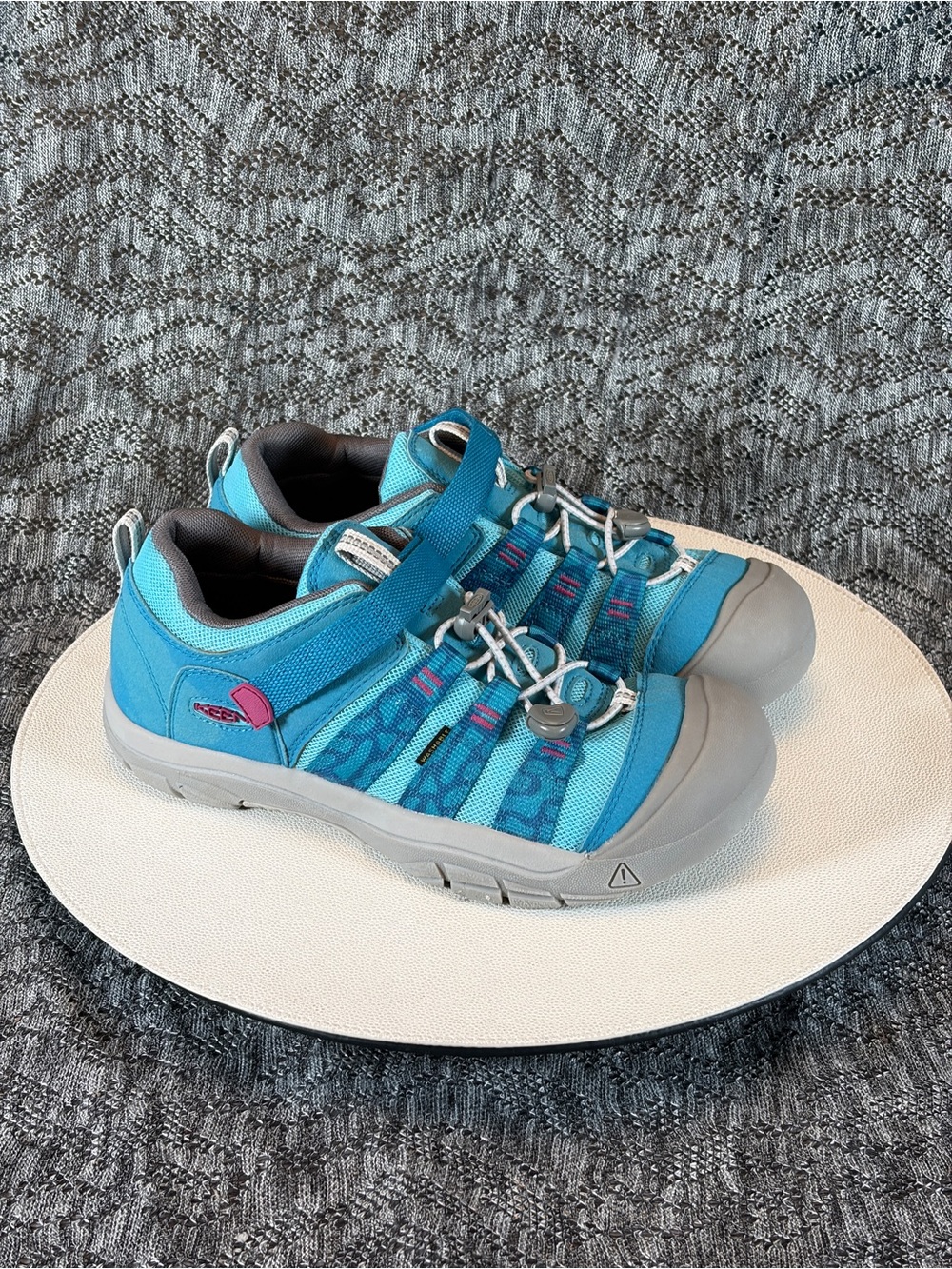 Keen Kids Newport H2SHO water shoe Closed Toe Sandal 7
